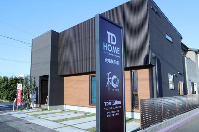 ���f���n�E�X���J��